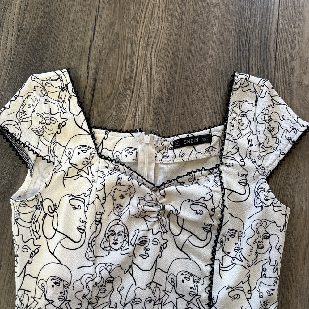 SHEIN Monochrome Artistic Print Top